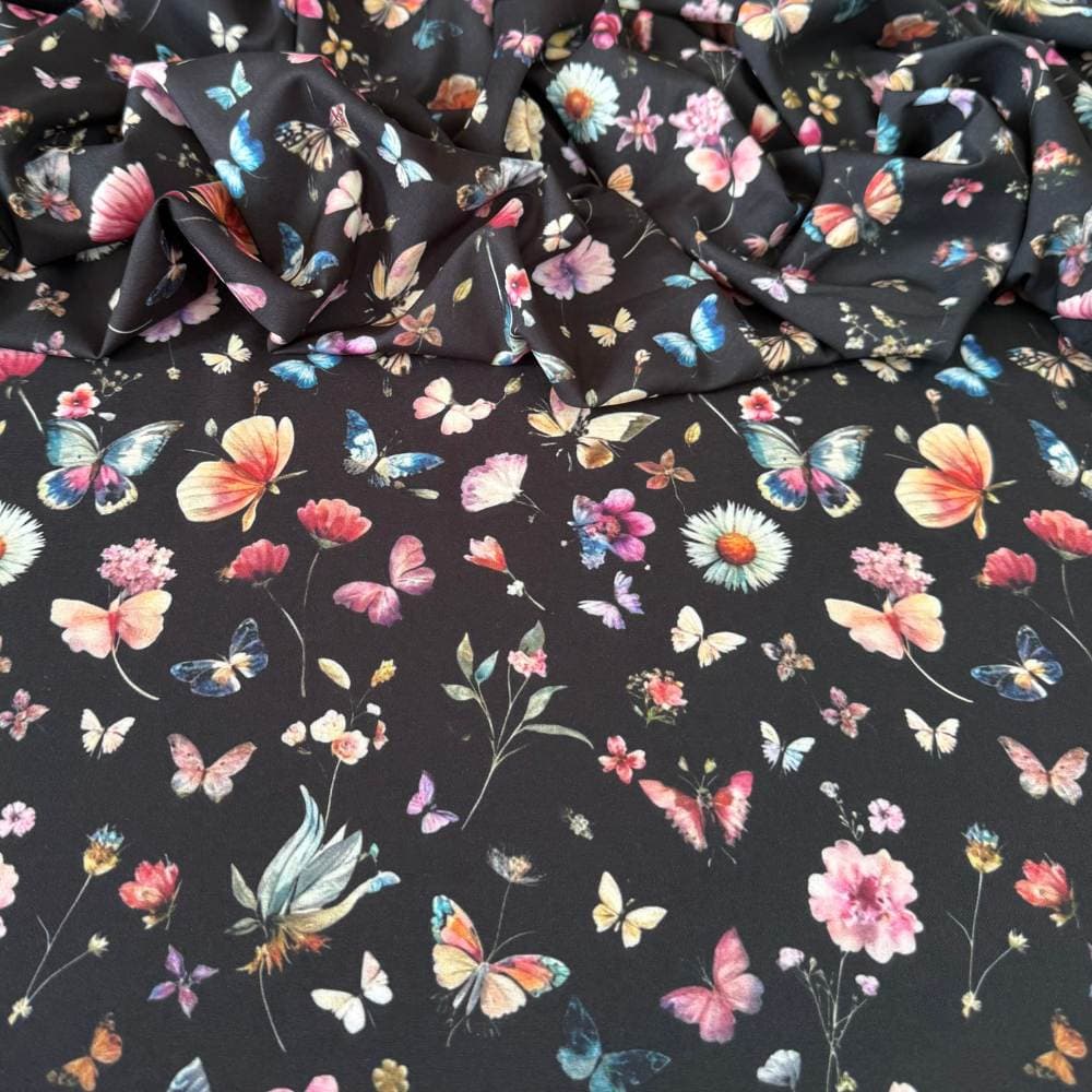 Tecido Estampado Viscoseda Flores e Borboletas Preto