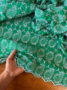 Tecido Laise Bordada Bi Color Caxemir Verde - LIVE