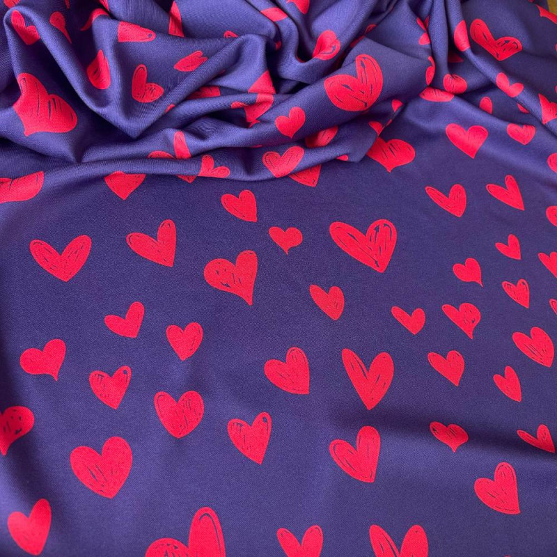Tecido Estampado Crepe Elise - Corações Vermelho Fundo Roxo