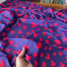 Tecido Estampado Crepe Elise - Corações Vermelho Fundo Roxo