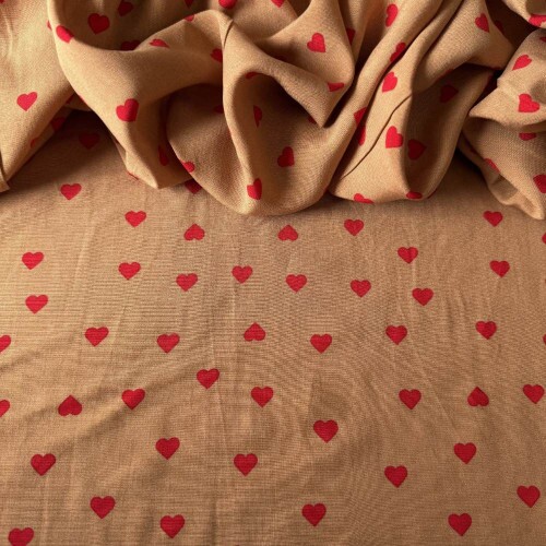 Tecido Estampado 100% Viscose - Corações Love Caramelo Tecido Estampado 100% Viscose - Corações Love Caramelo