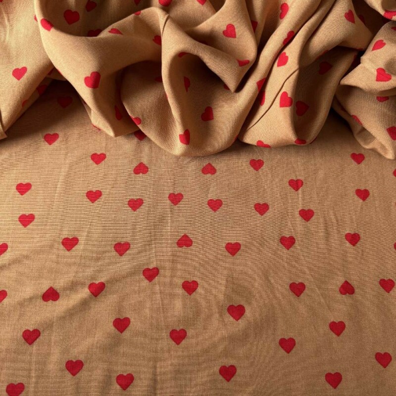 Tecido Estampado 100% Viscose - Corações Love Caramelo Tecido Estampado 100% Viscose - Corações Love Caramelo