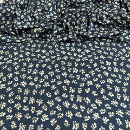 Tecido Estampado Viscoseda flores brancas - Atacado