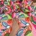 Tecido Estampado Crepe Evolve tucanos e folhagem rosa - Atacado